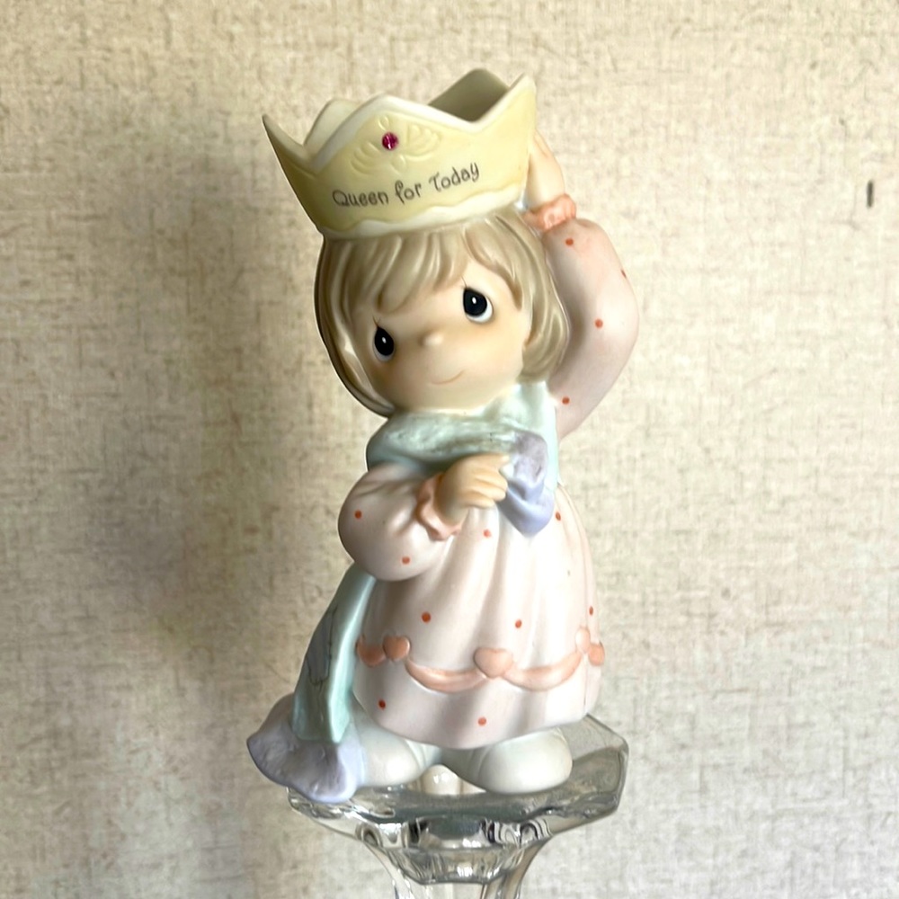 Super cute! Precious Moments Mothers Day “Queen for the Day” figurine Excellent